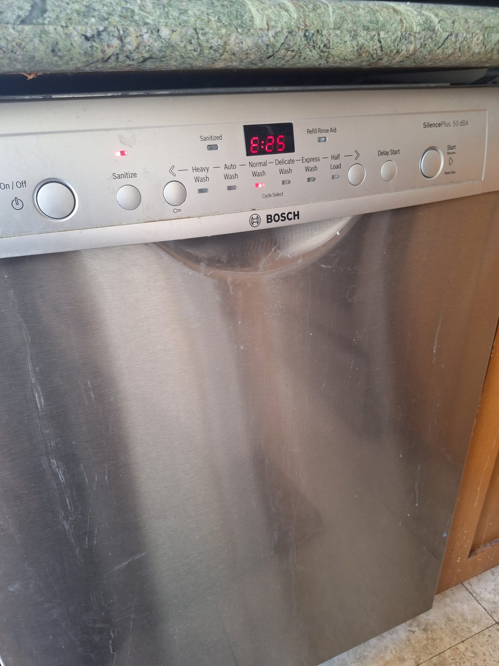 Bosch SilencePlus dishwasher displaying the E:25 fault code on its control panel